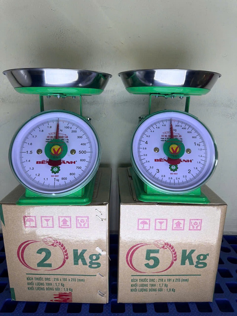 Cân vệ sinh sạch sẽ và đúng cách để tránh bám bụi bẩn hoặc vật lạ gây kẹt cơ cấu của cân đồng hồ.