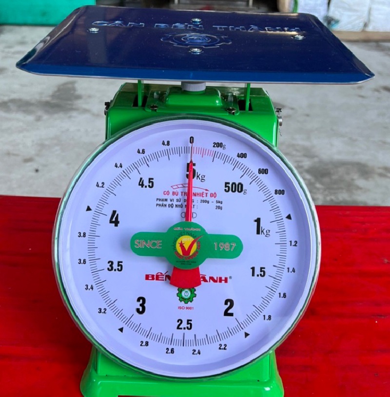 Cách đặt cân đồng hồ trên bề mặt phẳng để đảm bảo kết quả đo chính xác