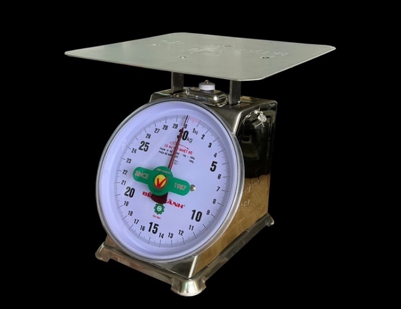 Vệ sinh đĩa cân và mặt kính cân đồng hồ bằng khăn mềm để tránh gỉ sét