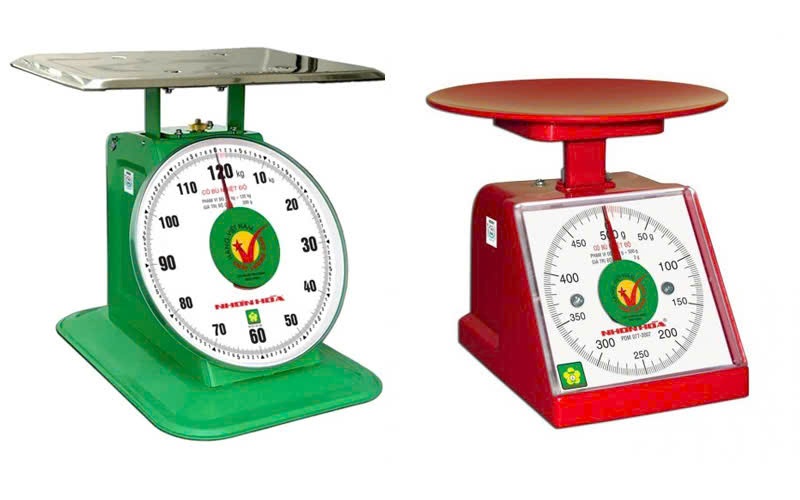 Cân đồng hồ là người bạn đồng hành tin cậy của tiểu thương tại các chợ truyền thống.