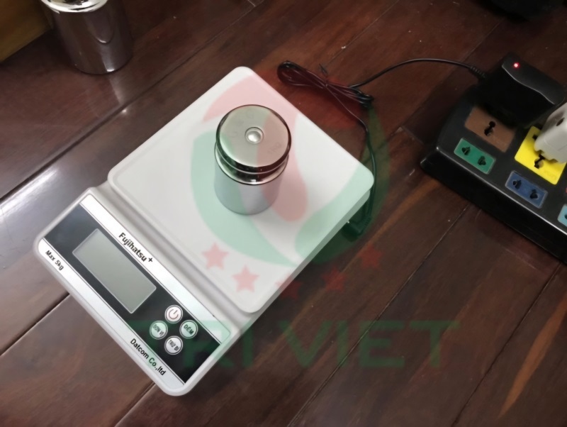 Hướng dẫn cách sạc cân điện tử đúng cách