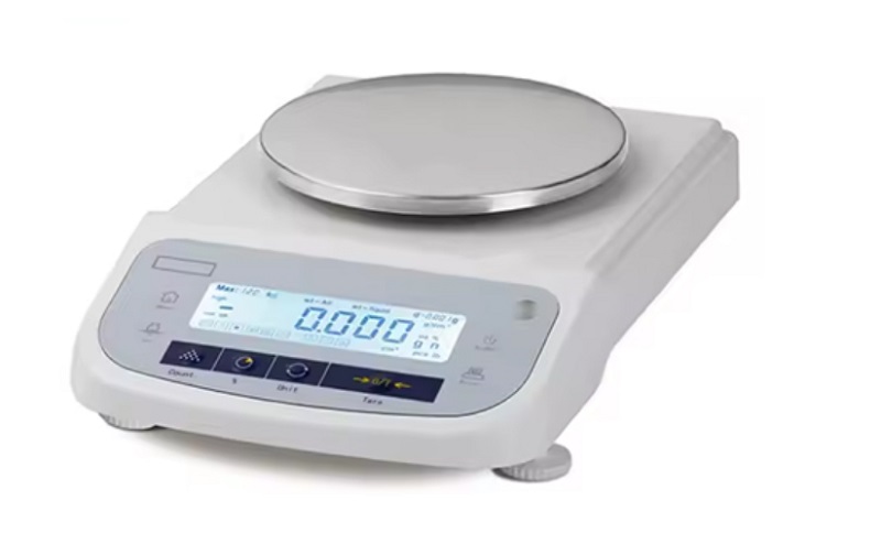 Màn hình cân điện tử hiển thị mức 0.00 trước khi đặt vật phẩm lên cân