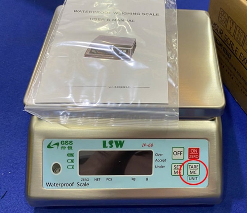 Sử dụng nút Tare trên cân điện tử để trừ trọng lượng bao bì và hộp đựng