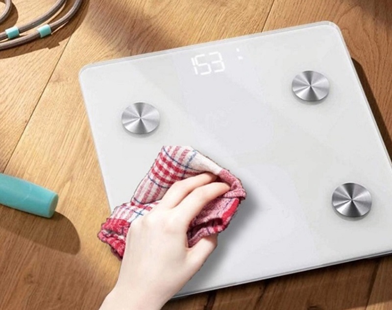 Vệ sinh đĩa cân điện tử bằng khăn mềm ẩm sau khi sử dụng để bảo vệ cảm biến
